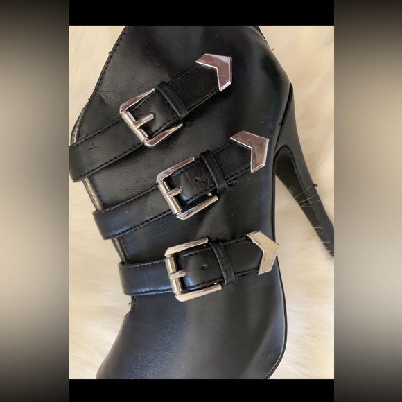 GUESS Black Leather Buckle High Heel Bootie Shoes Women’s NWOT Size 7 - Picture 2 of 12